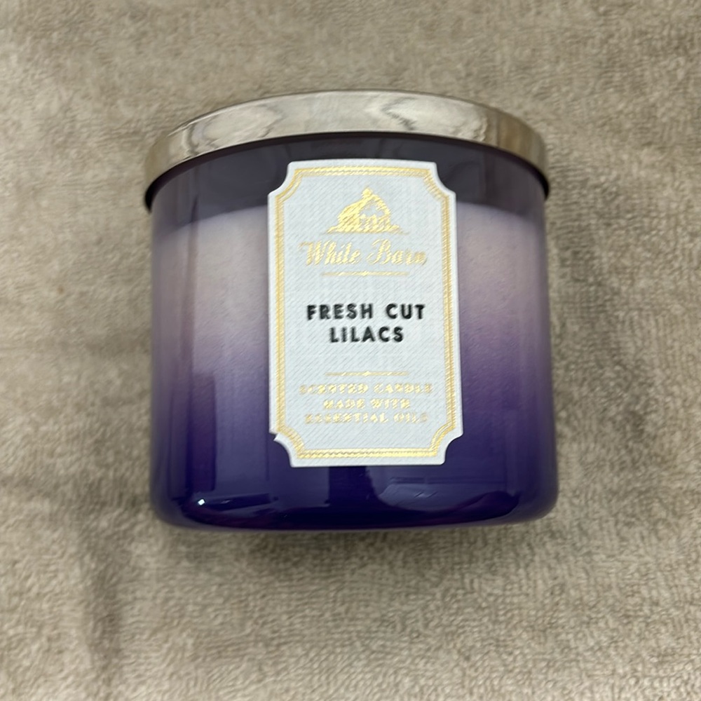 White Barn 3-wick candle in scent Fresh Cut Lilac